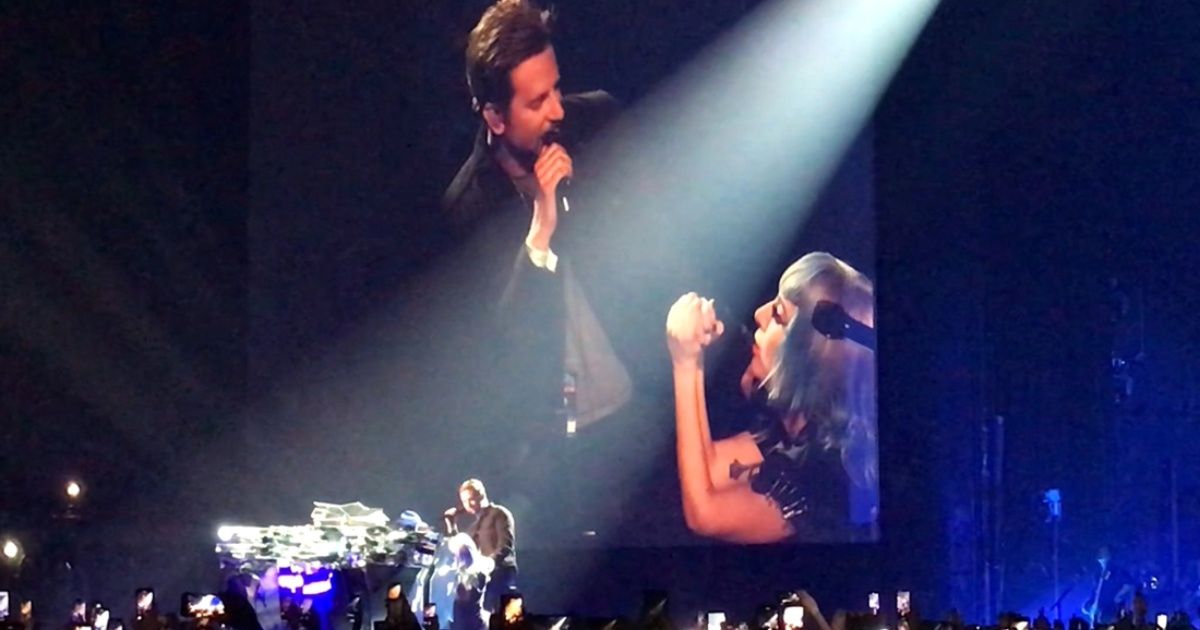 Lady Gaga subió a Bradley Cooper al escenario y cantaron juntos "Shallow"