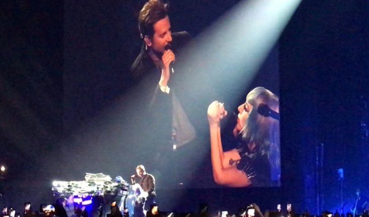 Lady Gaga subió a Bradley Cooper al escenario y cantaron juntos “Shallow”