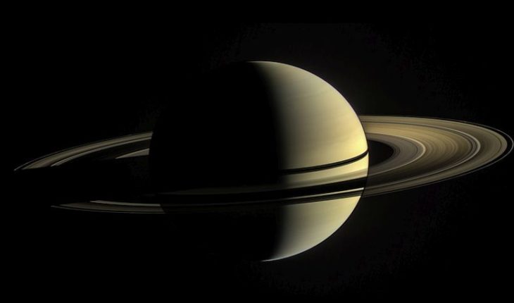 Los anillos hacen a Saturno más azul y menos brumoso en Invierno