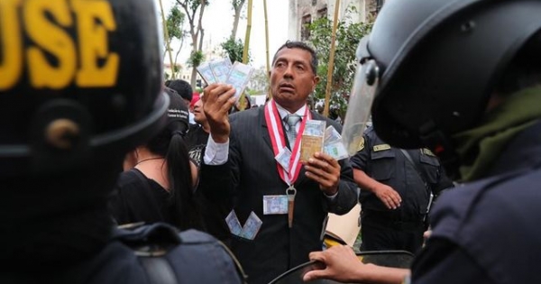 Miles de peruanos exigen en una marcha la renuncia del fiscal general de Perú