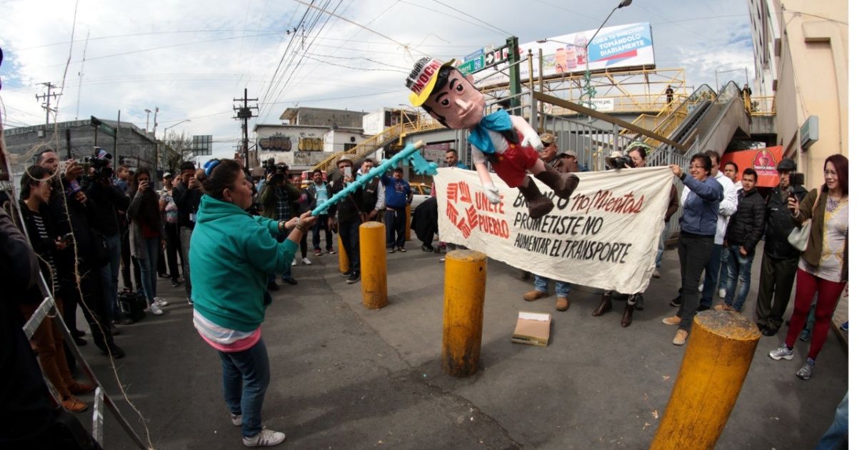 Pobladores manifiestan inconformidad rompiendo piñata de 'El Bronco'