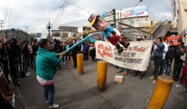 Pobladores manifiestan inconformidad rompiendo piñata de ‘El Bronco’