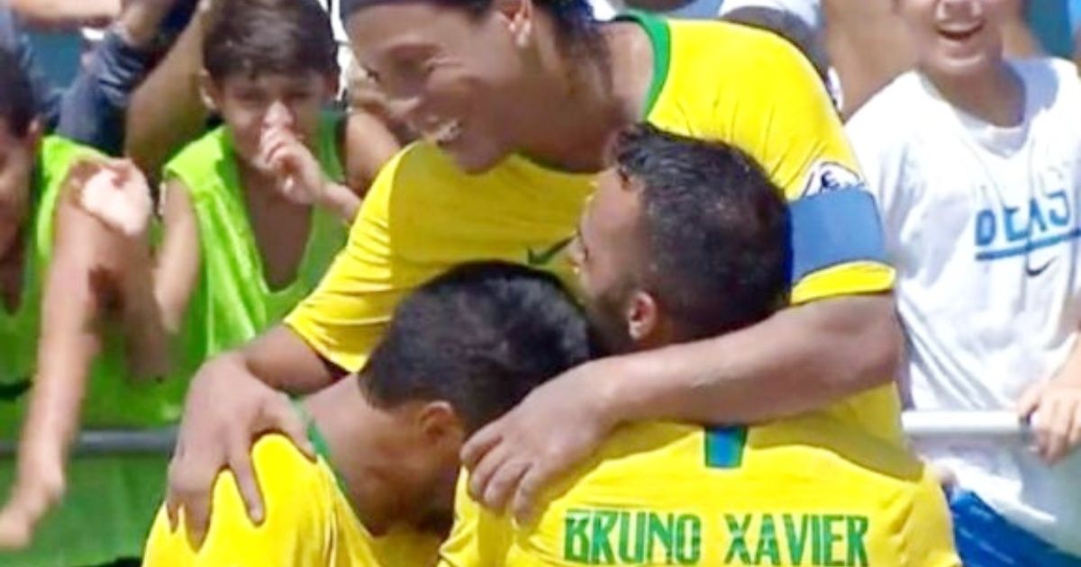 Ronaldinho deslumbra a todo Brasil en partido de fútbol playa