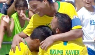 Ronaldinho deslumbra a todo Brasil en partido de fútbol playa