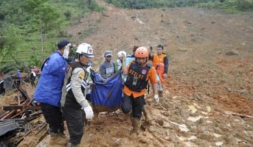 translated from Spanish: At least 9 dead and 34 missing in landslide in Indonesia