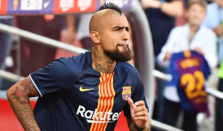 translated from Spanish: Copa del Rey: Arturo Vidal looks out as owner in the Barça to Sevilla visit