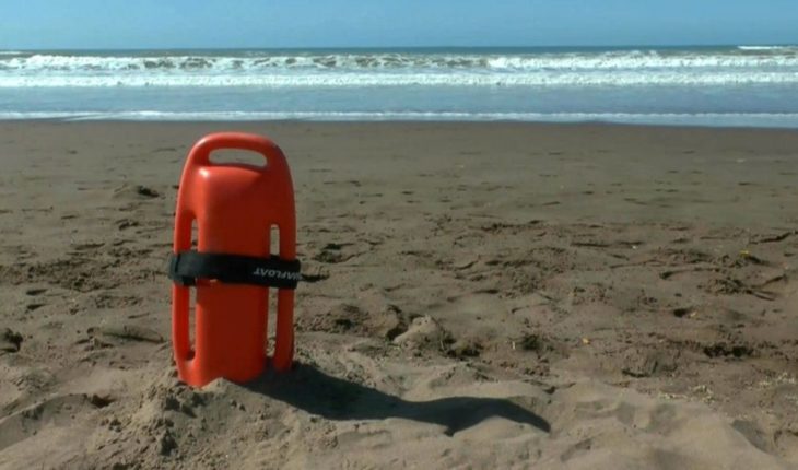translated from Spanish: Mar del Plata: lifeguard threaten to stop if not they increase them salary