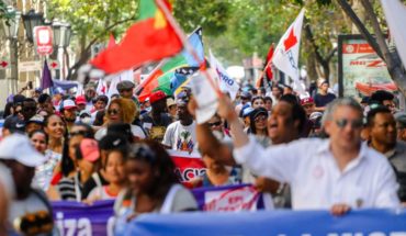 translated from Spanish: Migrant organisations marched through the center of Santiago against the new law