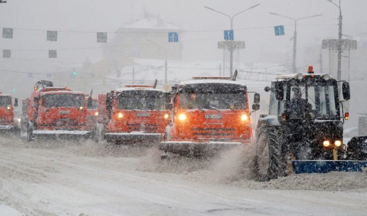 translated from Spanish: More than fifty cars collide in Moscow for the heavy snowfall