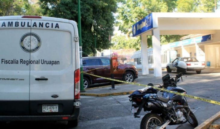translated from Spanish: Occupants of a van die in shootout in Uruapan