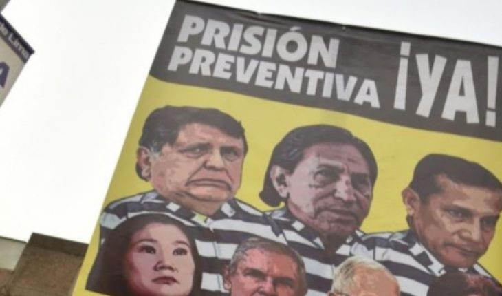 translated from Spanish: Peruvians get 2019 with protests by cessation of Odebrecht case prosecutors
