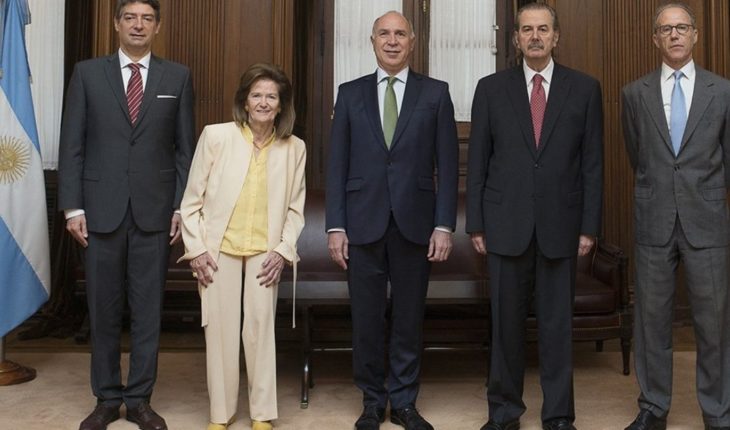 translated from Spanish: The Supreme Court meets to discuss the re-reeleccion in La Rioja