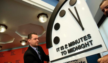 translated from Spanish: The doomsday clock indicates that the end of the world is near, say scientists photo