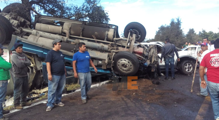 Uruapan trailer against two cars collide, there is one dead and two wounded