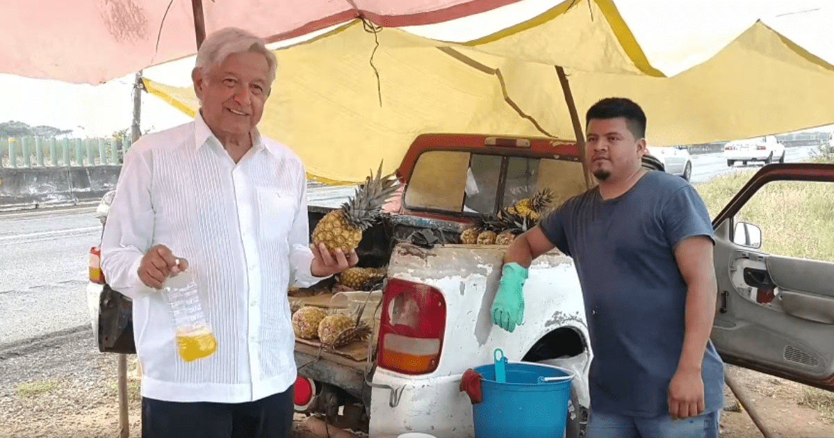 ¡Pa' su mecha qué sabroso!: AMLO presume compra de jugo de piña en Veracruz