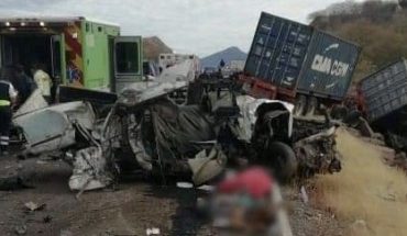 7 muertos y 4 heridos en choque de tráiler y camioneta en la Siglo XXI