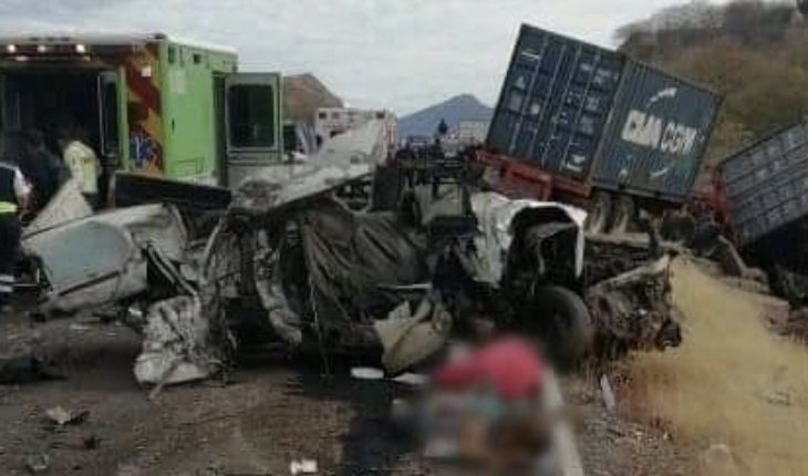 7 muertos y 4 heridos en choque de tráiler y camioneta en la Siglo XXI