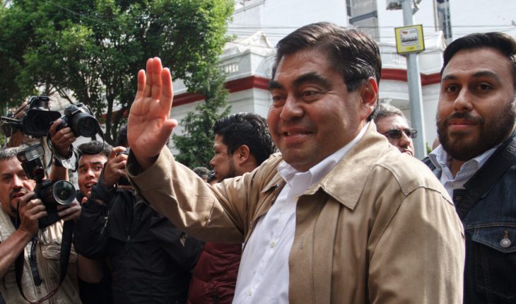 Barbosa se registra como precandidato al gobierno de Puebla