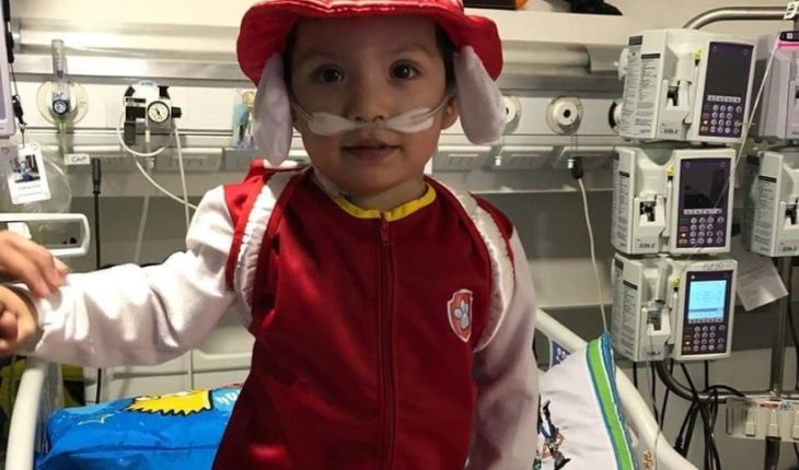 Clínica UC e Isapre Cruz Blanca tienen en jaque a familia de menor de 3 años prioridad nacional de transplante al corazón