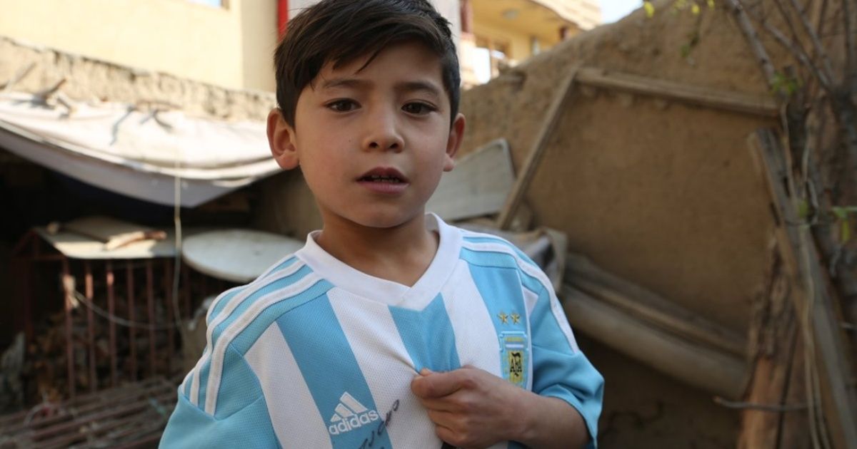 El niño afgano fanático de Messi se convirtió en objetivo de los Talibanes