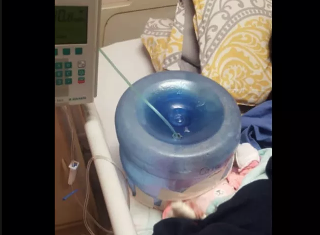 Hospital usa garrafón como casco de oxígeno para bebé
