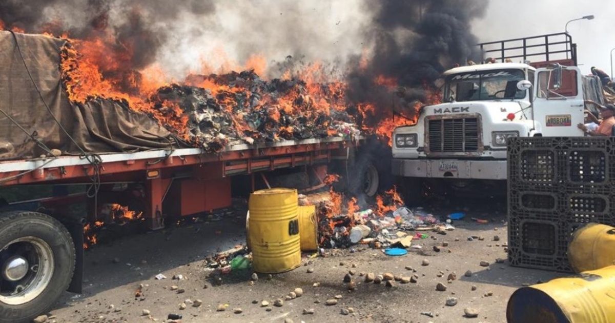 Incendiaron un camión con ayuda humanitaria para Venezuela