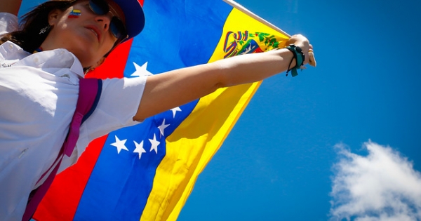 La violencia frustra intento de llevar ayuda a Venezuela desde Colombia