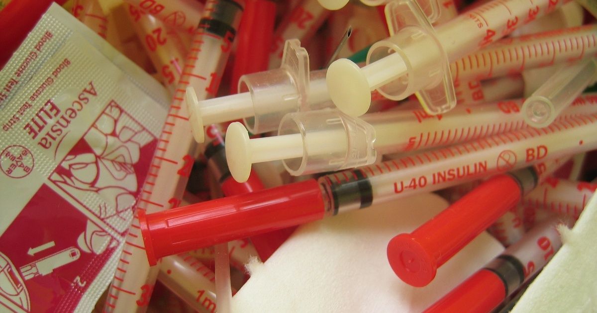 Muere niño diabético; naturista ordenó suspender la insulina