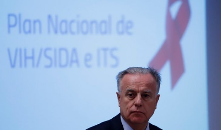 Santelices se saca los balazos con los migrantes para justificar aumento del VIH en Chile