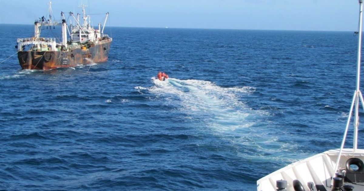 Se hundió un barco pesquero chino y rescataron a sus 30 tripulantes