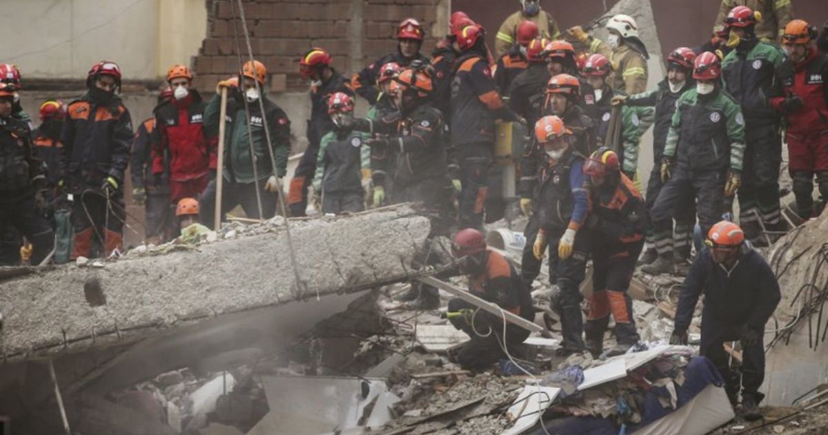 Sube a 11 cifra de víctimas de derrumbe en Estambul