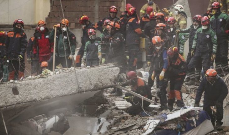 Sube a 11 cifra de víctimas de derrumbe en Estambul