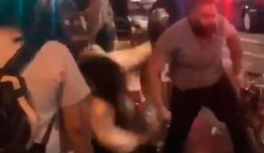 Un hombre golpeó a dos mujeres por el precio de un hot dog (VIDEO)