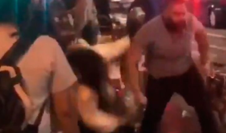 Un hombre golpeó a dos mujeres por el precio de un hot dog (VIDEO)