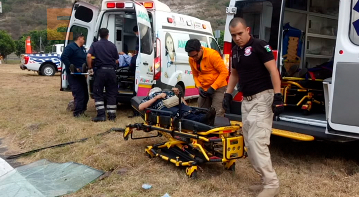 Un muerto y siete heridos en accidente de autobús en la carretera Morelia-Salamanca