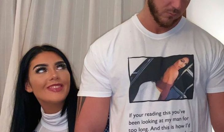 translated from Spanish: A girl makes her boyfriend to use a t-shirt with a picture of your face