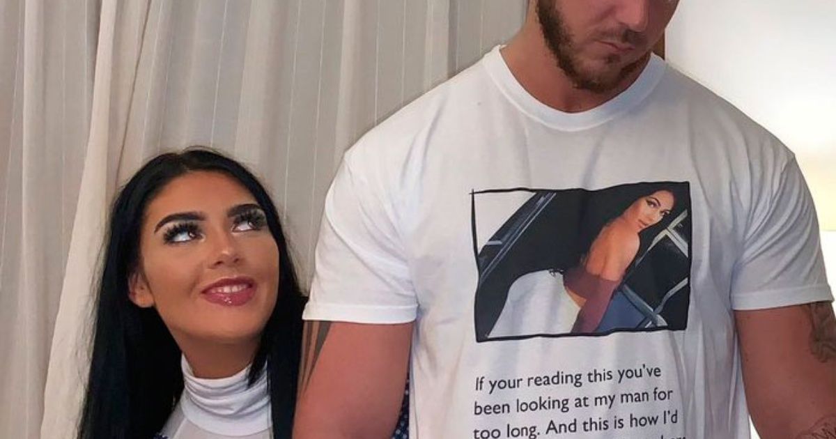 A girl makes her boyfriend to use a t-shirt with a picture of your face