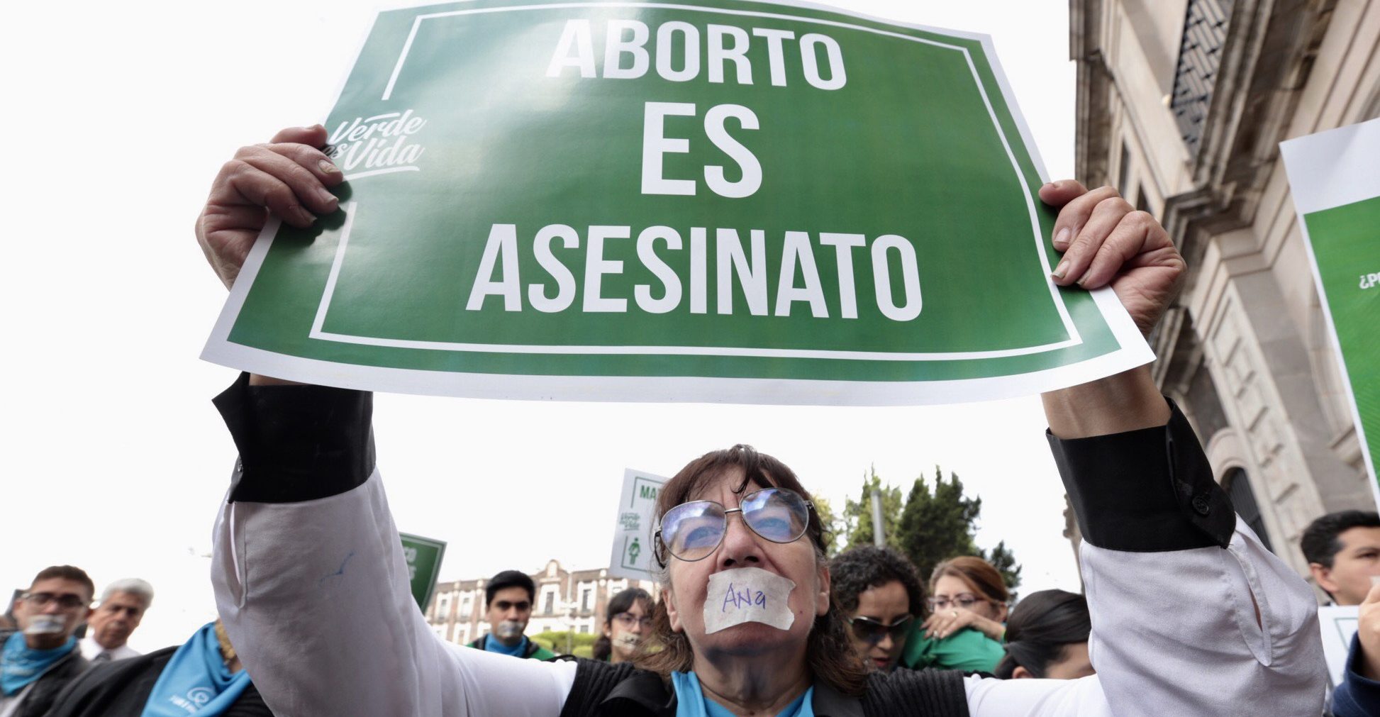 Anti-abortion groups demand Senate protection of life and the family; will not impose religious criteria, responds Ortiz Pinchetti