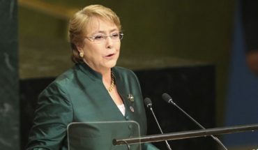 translated from Spanish: Bachelet pide a la policía de Maduro “dejar de usar la violencia contra manifestantes desarmados”