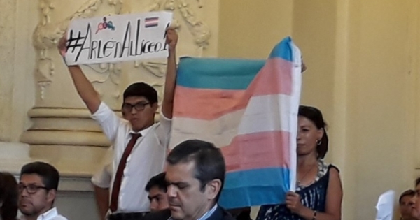 Caso Arlén Aliaga: ahora el Mineduc y la municipalidad de Santiago le dan todo su apoyo a la joven trans