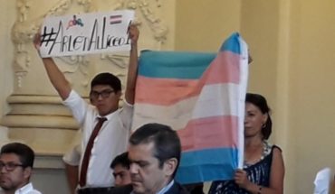 translated from Spanish: Caso Arlén Aliaga: ahora el Mineduc y la municipalidad de Santiago le dan todo su apoyo a la joven trans