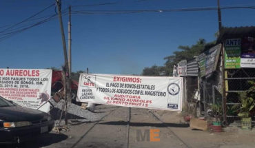 translated from Spanish: Despite the “tactical withdrawal” announced by the CNTE still taken the train tracks in Uruapan and Patzcuaro to Michoacan.-