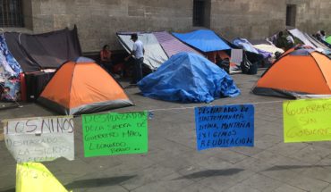 Desplazados de Guerrero cumplen una semana frente a Palacio Nacional