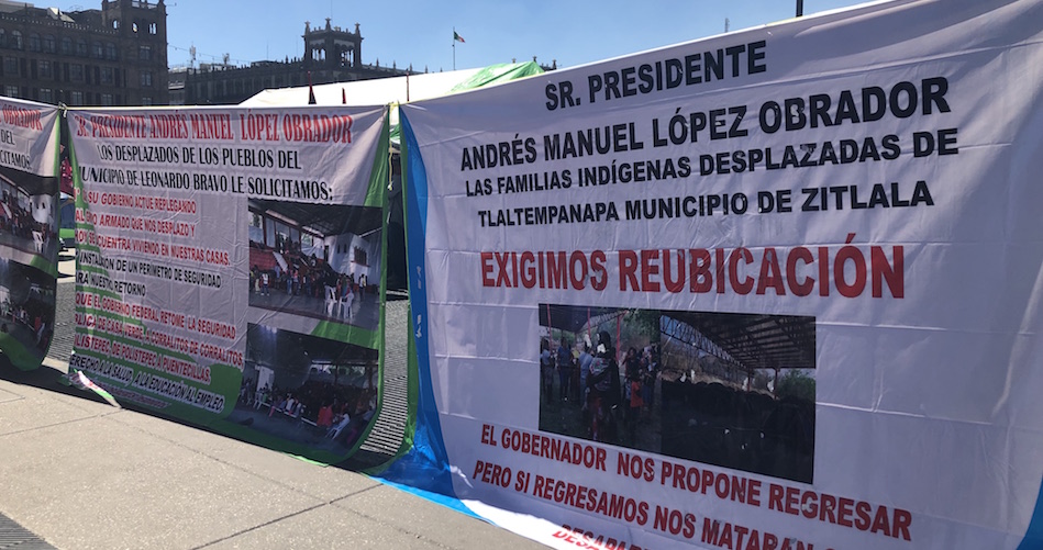 Desplazados esperan en Palacio Nacional audiencia con AMLO