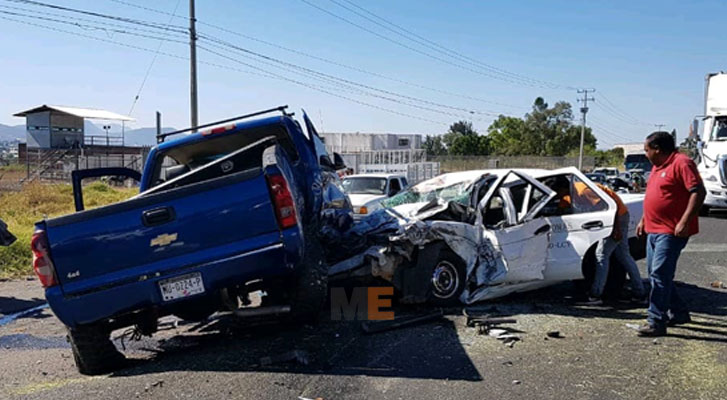 Died in Zamora, Michoacán, a taxi driver and four passengers are injured in a crash