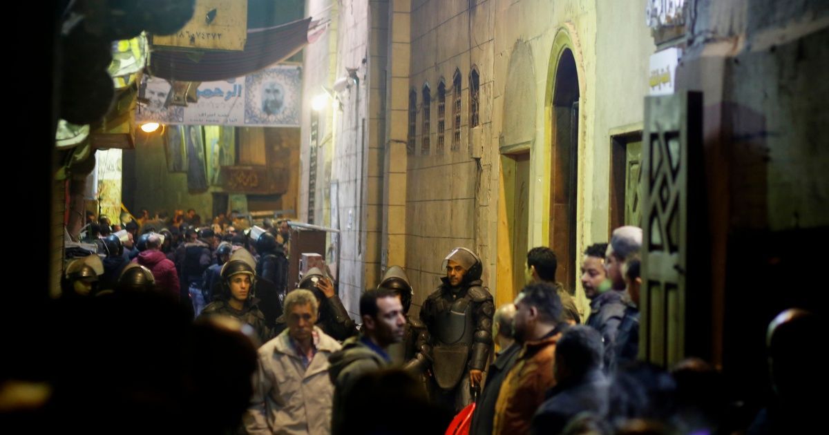 Dos policías mueren por explosión en la Cairo