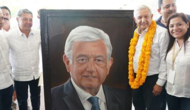 translated from Spanish: Even receives AMLO great gift