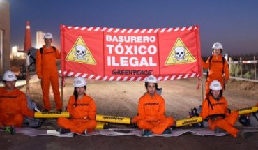 translated from Spanish: Greenpeace reclama a las petroleras que dejen de contaminar la Patagonia