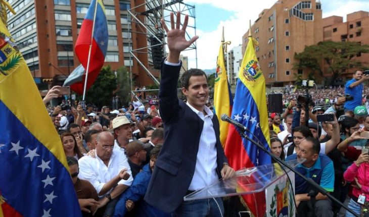 translated from Spanish: Guaidó advirtió a militares venezolanos de que tienen dos días para “ponerse del lado de Constitución”