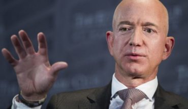 Jeff Bezos blamed journal associated with Trump's blackmailing him with intimate photos with her lover